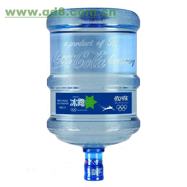 广州冰露桶装水送水电话:020-86528280 .订水热线:13650815803. 冰露(Ice Dew)是可口可乐(Coca Cola)公司荣誉出品的纯净水饮品,2010世界杯期间正式推出市场。可口可乐公司(Coca-Cola Company)成立于1892年,总部设在美国乔亚州亚特兰大,是世界最大的饮料公司,拥有世界48%市场占有率以及世界前三大饮料的二项(可口可乐排名第一,百事可乐第二,低热量可口可乐第三),可口可乐在200个国家拥有160种饮料品牌,包括汽水、运动饮料、乳类饮品、果汁、茶和咖啡