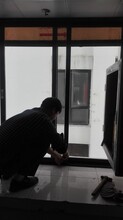 深圳盐田修卷闸门打个九九八十一难的折有责任心的修理玻璃门单位