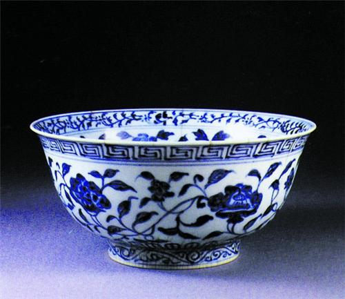 古玩文化艺术品交易介绍了这次他们征集到的一件明青花花卉纹碗,这件