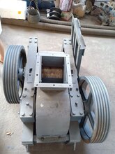 大型液压河卵石对辊破碎机建筑垃圾碎石机风化石岩粉碎制砂机图片