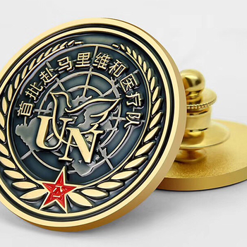 上海訂做學(xué)校校徽金屬個(gè)性胸針上?？酒峄照?>
                        </div>
                        <div   class=