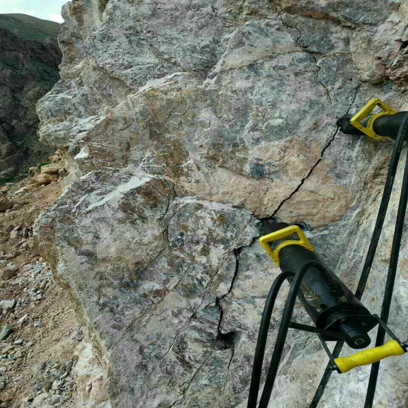 工程遇到石层大型岩石劈石器湖南湘西