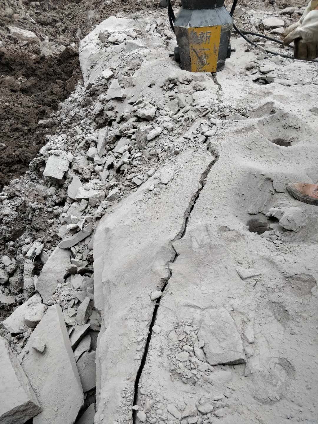 长沙天心区混凝土劈裂机开采岩石器