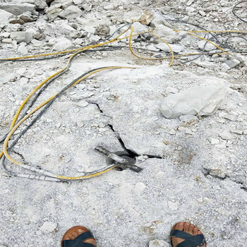 礦用開山爆破劈裂棒破石膨脹器靜態(tài)爆破液壓劈裂棒