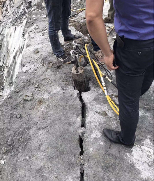 长沙宁乡荒料板材二次破碎手持劈裂机洞采