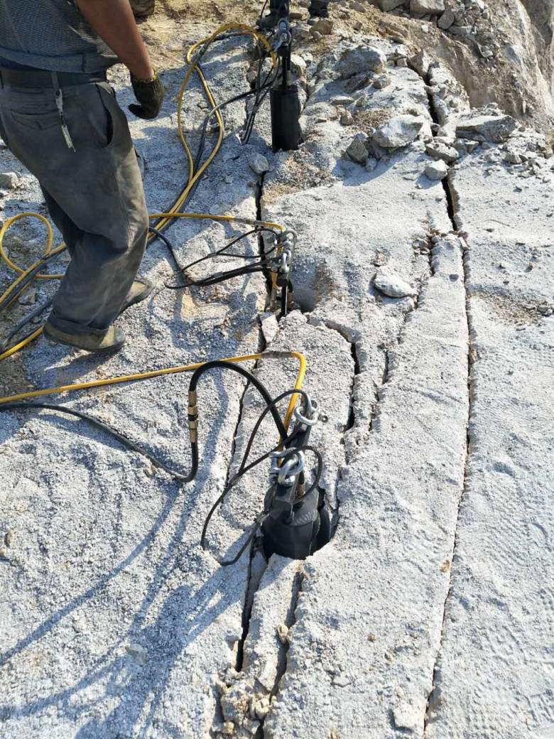 常德武陵区挖地基挖硬石头破石机开采劈裂机