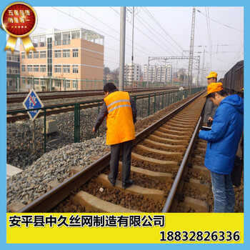 公路隔離帶防護(hù)用綠色雙邊絲包塑鐵絲隔離護(hù)欄網(wǎng)