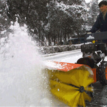 针对不平坦路面的积雪小型手扶扫雪机汽油动力扫雪机