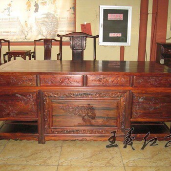 什么是大红酸枝办公桌家具价值用途办公桌家具花纹生动多变