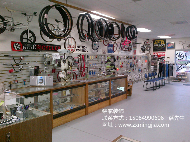 长沙铭家装饰设计工程有限公司从事装饰行业二十余年。目前,已经服务了几千个客户,与多个品牌连锁企业建立了长期的稳定的合作关系,目前服务的区域涉及到湖南、江西、湖北、福建、广西、云南、贵州、安徽、甘肃、山东等全国的大部分地区。 下面就让长沙铭家装饰小编为您带来湖南长沙品牌轮胎专卖店装修设计,连锁彩漆,彩绘材料专卖店设计要点: 1、展厅部分:完成新车展示与销售功能。是形象和理念体现的中心。设有展示车位、总接待台、洽谈散座与洽谈室、儿童活动区、配件展示、销售办公室、新车交付区等。 2、维修接待部分:进行维修