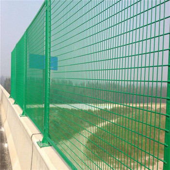 公路防護(hù)網(wǎng)多少錢一米A公路圍欄網(wǎng)廠家A公路護(hù)欄網(wǎng)批發(fā)
