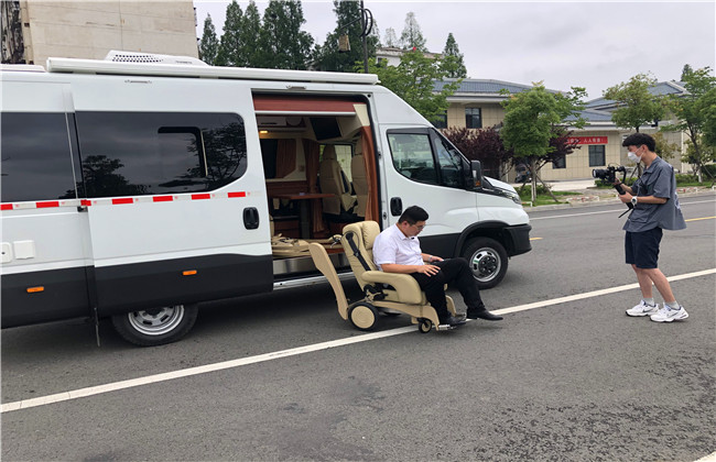 上海金山上汽大通旅行车多少钱