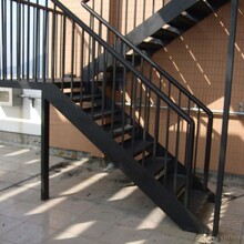 北京專業鐵藝樓梯安裝踏步樓梯旋轉樓梯造型樓梯閣樓焊接圖片