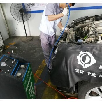 北京奔驰E系272发动机的机滤底座漏油换垫作业