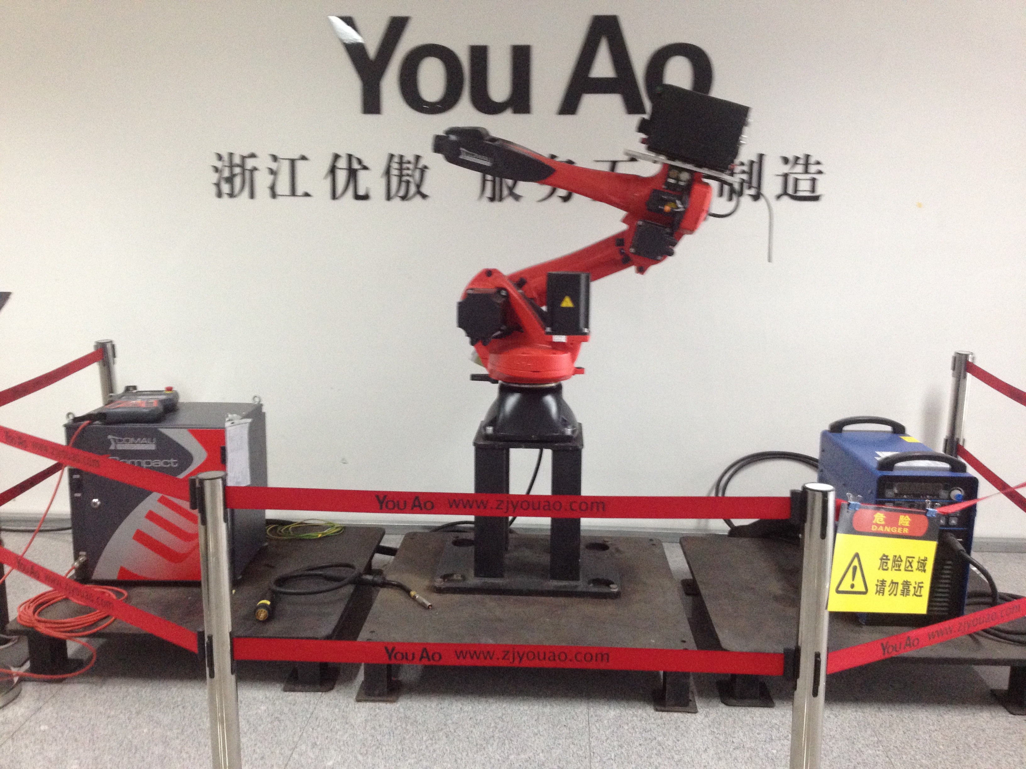 柯马机器人,有效负载为7公斤,最大工作半径达1.4米.
