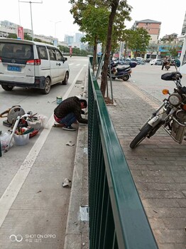 广州海珠人车道路分隔栏乡村道路交通护栏锌钢护栏道路安全围栏供应