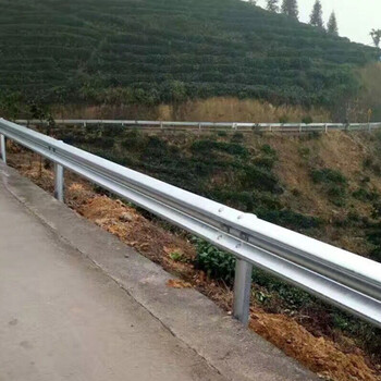双波公路防护栏W型钢板网深圳工地护栏价格