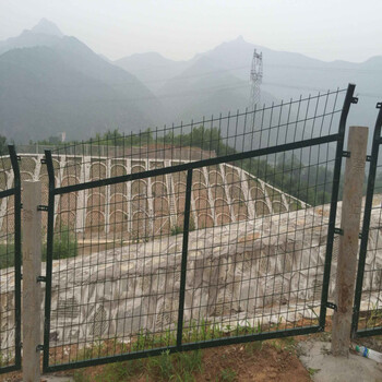 梅州鐵路山坡防護柵欄火車車道兩側(cè)完網(wǎng)片8001隔離圍網(wǎng)
