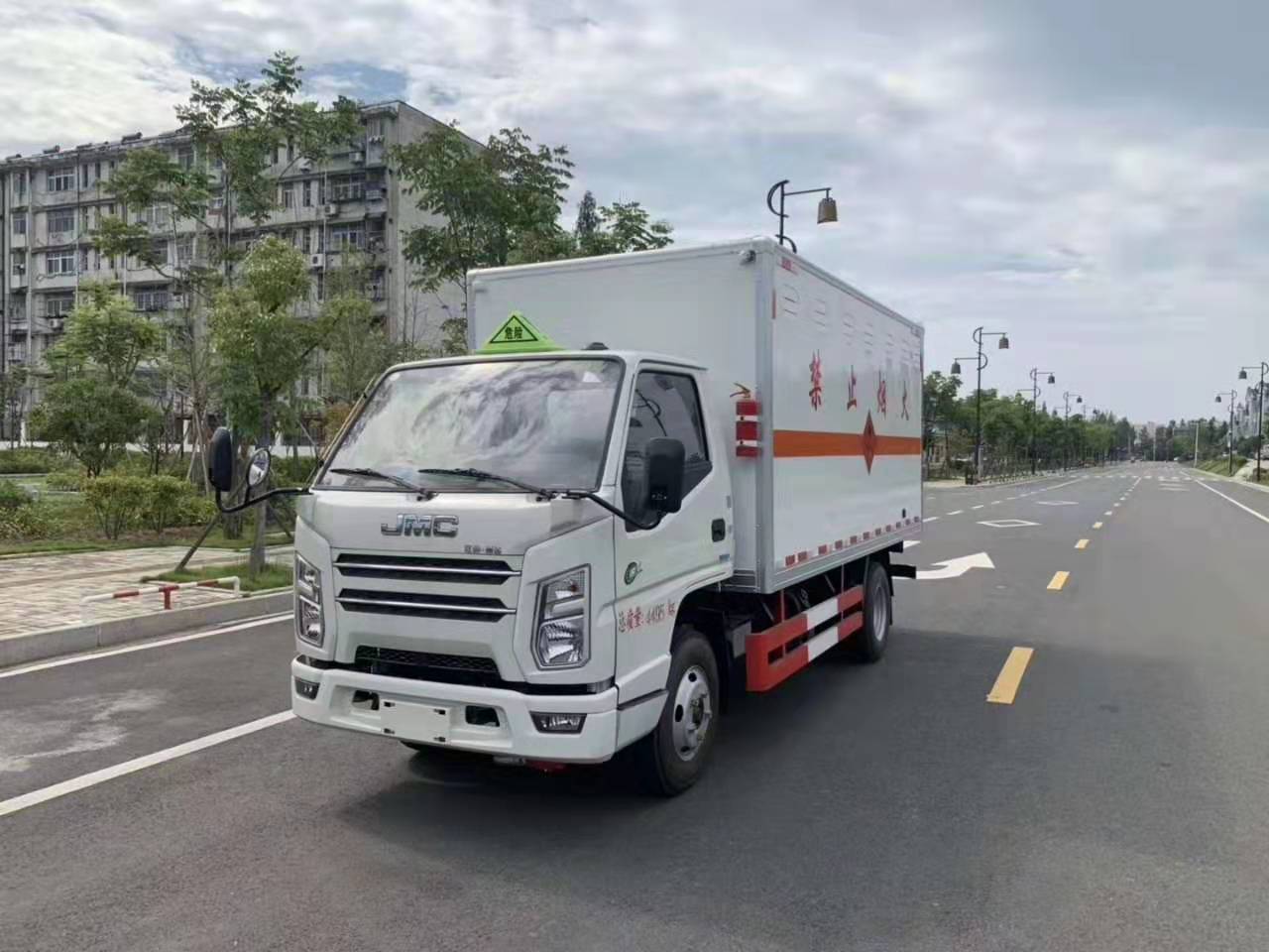 玉树天锦国六6.1米危货车详细配置参数危险品车