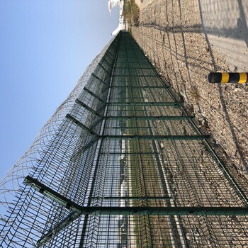 珠海河涌防护围网厂家工地带刺防攀爬隔离网定做机场护栏网定做价格