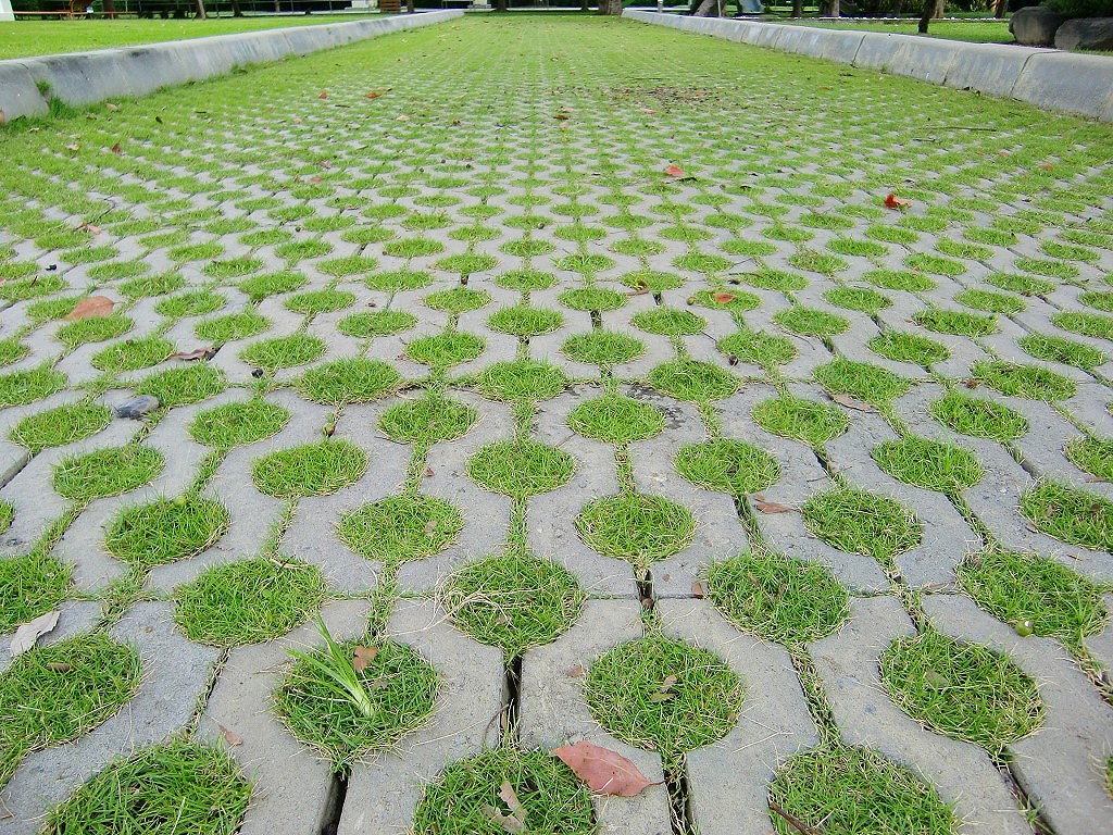 南沙区万顷沙镇停车场植草砖,建菱砖,园林砖,环保砖等彩砖图片