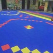 五彩斑斓的室内幼儿园地板图片