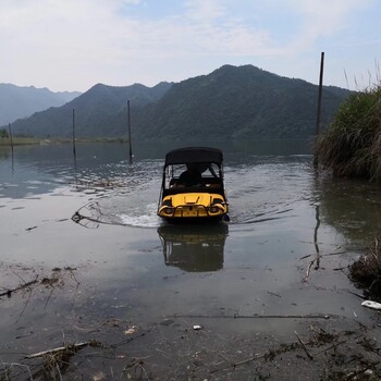 水陆两栖车既可以行驶在海滩公园又可遨游在水中