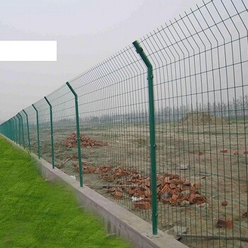 上海松江球场围栏网厂家现货供应篮球场护栏网规格鑫隆护栏网