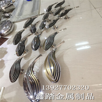 常州不銹鋼抽象魚群雕塑擺件異型鏡面鏤空魚雕塑造型件富足美滿的象征
