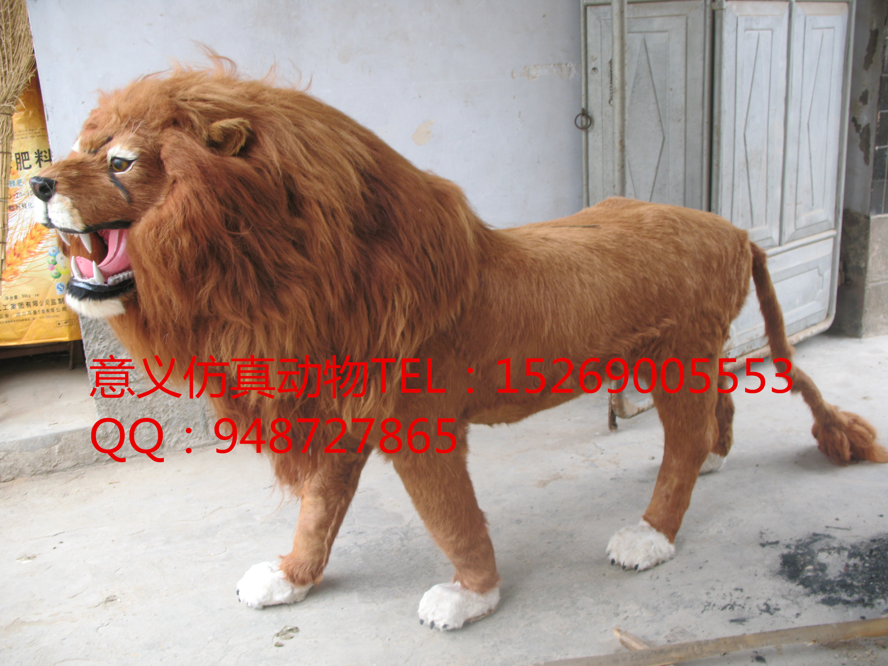 黑漆描金山水图顶箱立柜,明,高207cm,横120.5cm,纵64.5cm。 柜分为两部分,上顶箱,下立柜。箱、柜各对开两扇门,门上有铜合叶、锁鼻和拉环。顶箱内分两层,立柜内分三层。腿间有壸门牙板。顶箱、立柜门和牙板上分别以金漆描绘楼阁山水人物图,边沿绘折枝花卉。柜侧面以金漆描绘桂花、月季、洞石、兰草。 顶箱立柜这样体量巨大的家具却有如此精心描绘的漆饰是很少见的。从档案可知,此物原置于四执库,那里曾是保存皇帝所用冠履之处,这大概是其不惜工本制作的原因吧。 瀚宝艺术 立足收藏圈,经营项目涵盖中国陶瓷