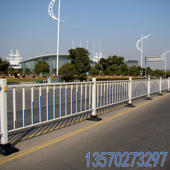 海南乙型護(hù)欄文昌人行道安全防護(hù)欄三亞市政道路倒U字型護(hù)欄