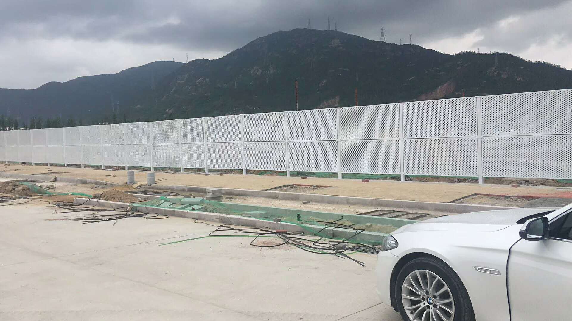 广东珠海工地围挡施工围栏防风护栏的做法与特点冲孔板护栏