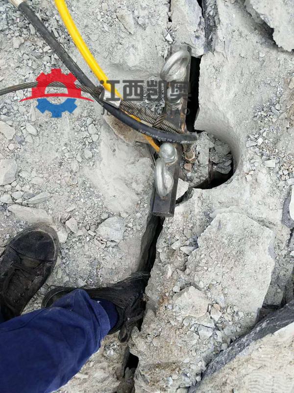 芜湖液压劈裂机弄石头_混凝土拆除分裂机挖基础开石头