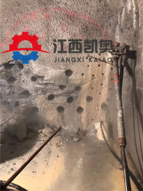 液压劈裂机凿桩头郑州高速公路石材劈裂机的视频