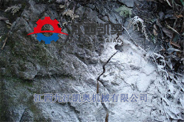液压劈裂机凿桩头郑州高速公路石材劈裂机的视频