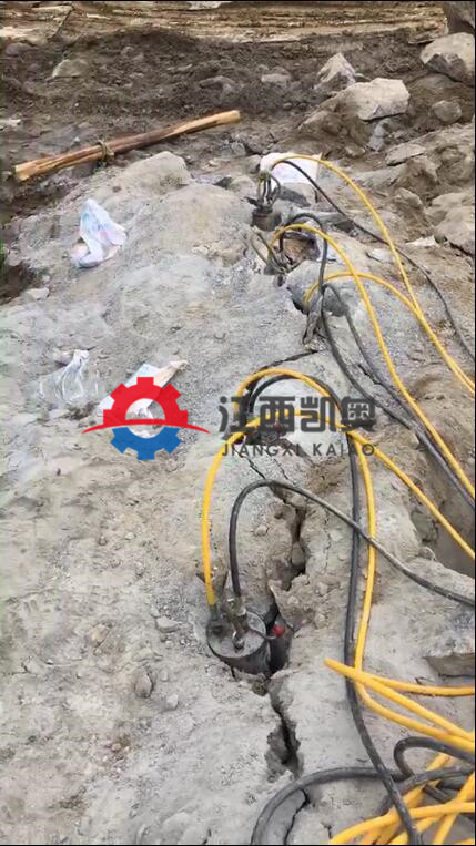 佳木斯爆石机劈裂机的使用工地不能爆破坚硬岩石头矿石破石器