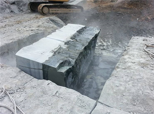 云南临沧市管道坑内的石头粉碎劈裂机哪个厂的靠谱