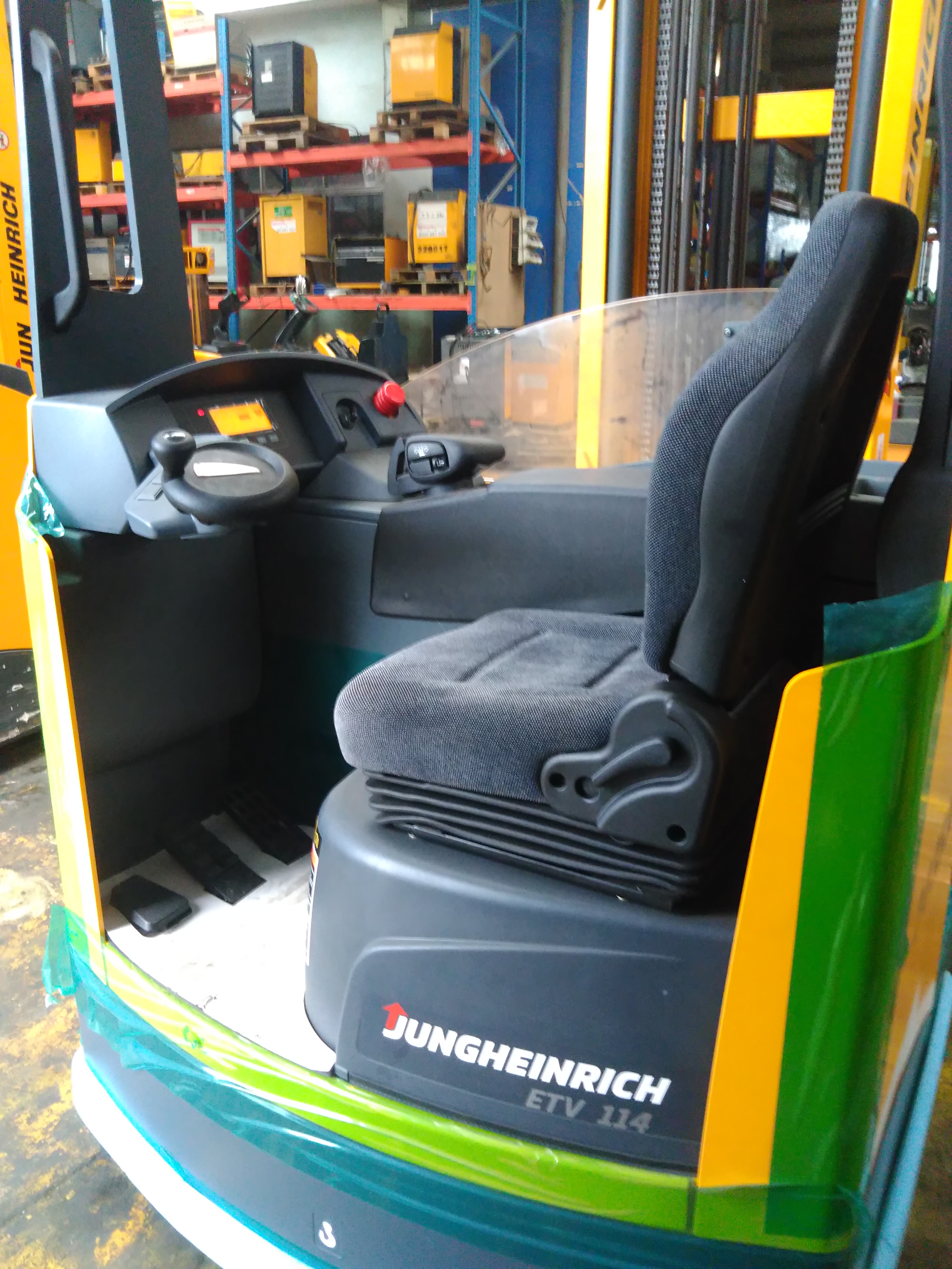 上海臨港倉庫紅黃租賃永恒力林德叉車蓄電池價(jià)格