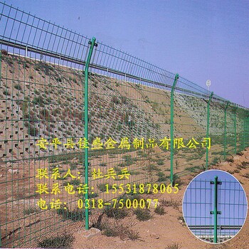 路边安全防护浸塑铁丝网双边养殖栅栏生产厂家