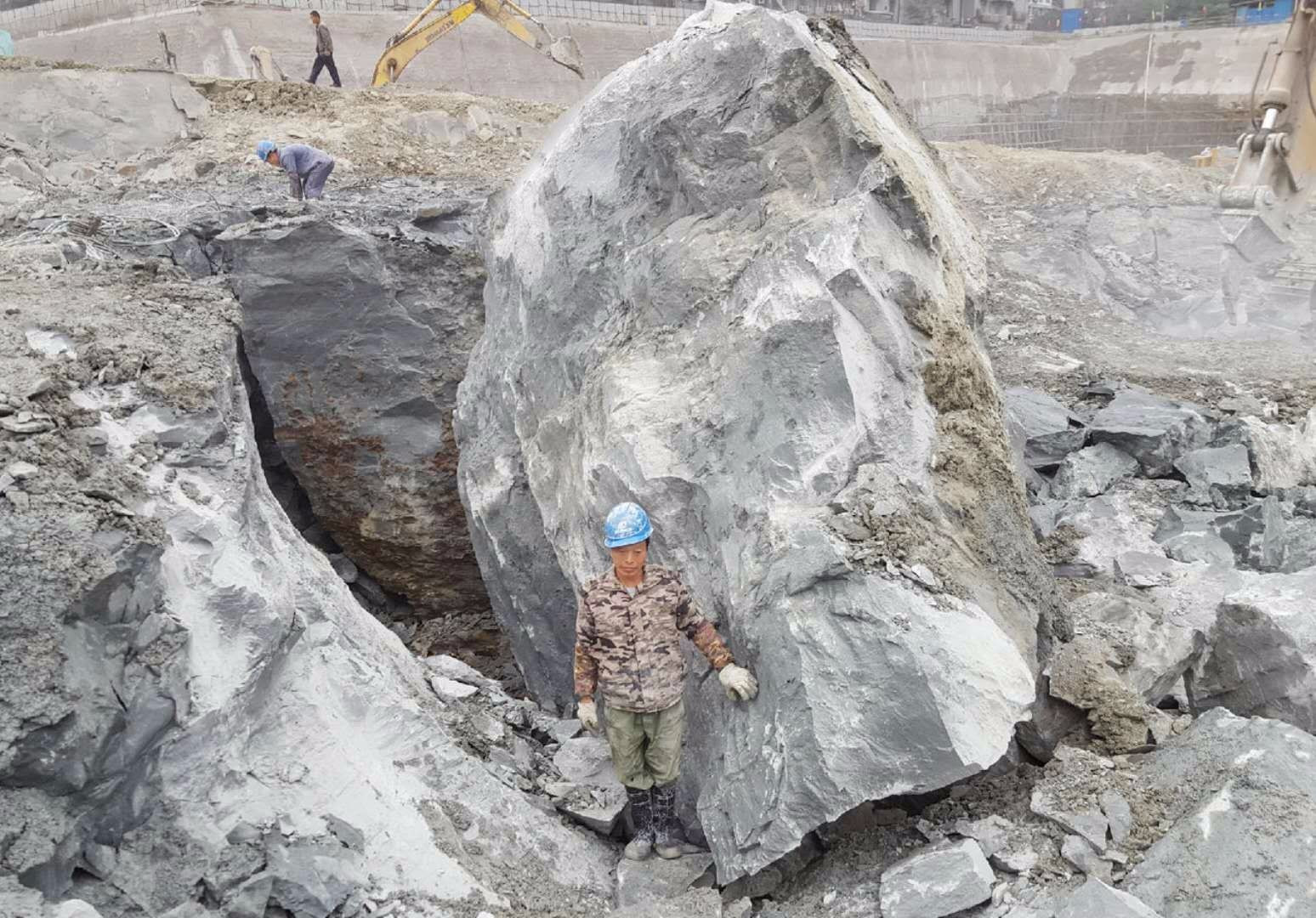 承德楼盘挖石头地基不能爆破怎么办一天产量