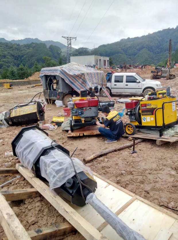 西宁挖花岗岩地基破碎石头劈裂机一吨开采成本