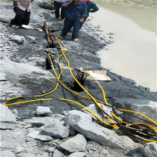 潮州修建玻璃栈桥挖石头用劈裂机工程方案