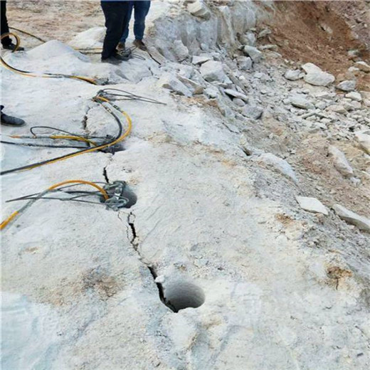荒料岩石破碎静态爆破开挖石方机械湖南湘西施工案例