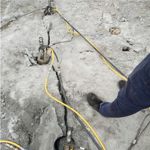 挖基础坑破碎石头机器北京朝阳现货供应