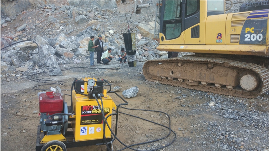 挖竖井有硬石头怎么破碎劈裂机湖南怀化施工案例
