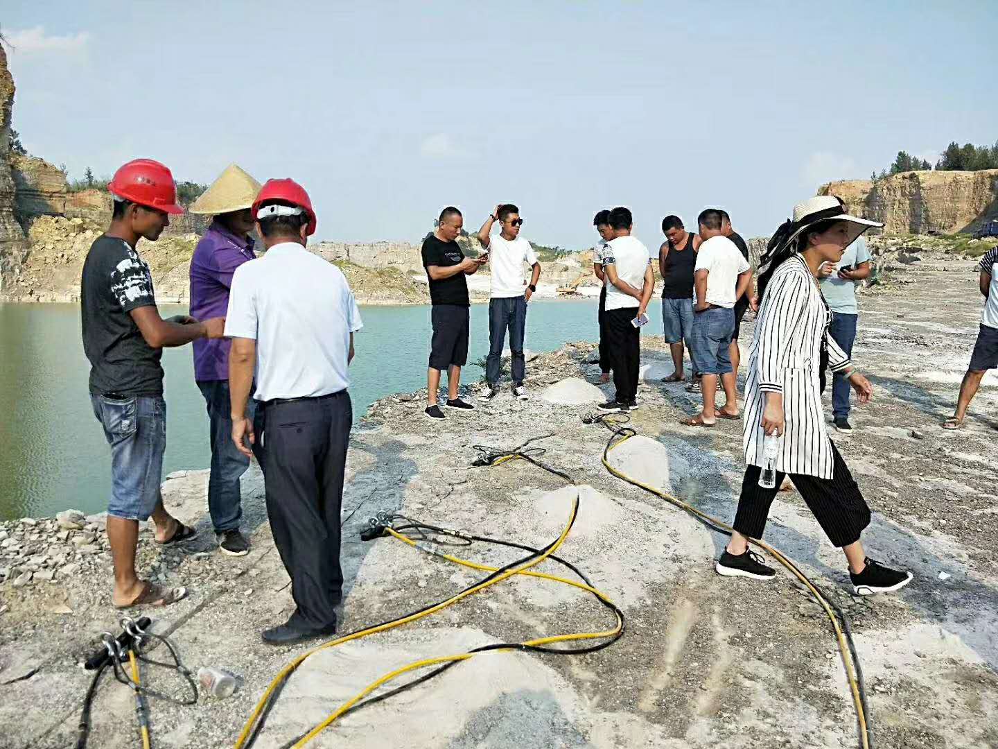 挖坑基遇到石头胀石机泸州出租租赁