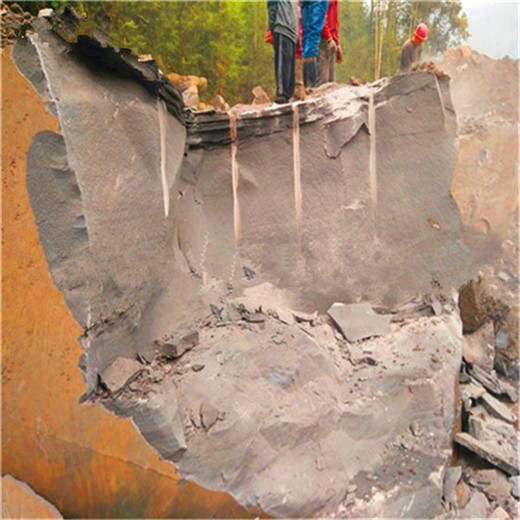 钾长石采石场开采岩石劈裂机广西防城港施工案例