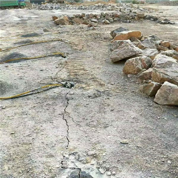 开挖石头做地下室机器劈裂棒方案新疆阿克陶价格报价