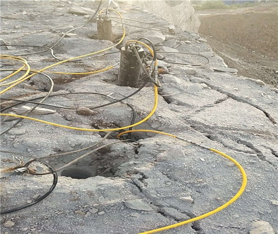 沟槽开挖石方清理河道石头开采裂岩机福建明溪不易损坏