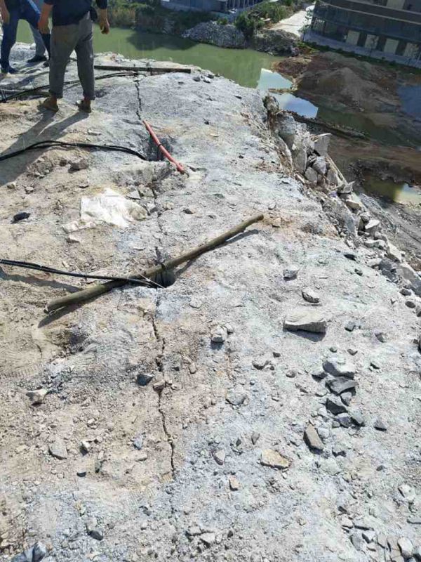 挖河道破碎风化岩机器内蒙古集宁区包安装调试